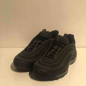  - Säljer mina Nike air Max 97 (svarta). Då jag aldrig använde de mer än 3 gånger, vilket ledde till att jag vill sälja de. Priset går att diskutera. Om ni är intresserade maila:  christoffer.dorch@gmail.com  