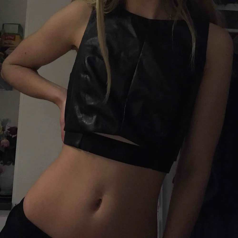 Faux leather croptop🖤🖤🖤. Toppar.