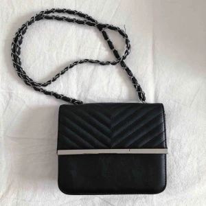  - säljer denna fina axelremsväska 🖤 är lite osäker på vart den är köpt men förmodligen så är den från Ginatricot. Frakt tillkommer men den delar vi på!:)   Höjd: 15 cm Bredd: 21 cm  Längd på axelremmen: ca 1 m 