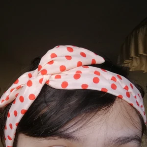 Hårband prickigt röd - Hårband i 50-tals  rockabilly och pinupstil! Har metalltråd inuti som gör så att du bättre och stabilare kan styla/forma bandet precis så som du vill att det ska sitta. Frakt tillkommer. 