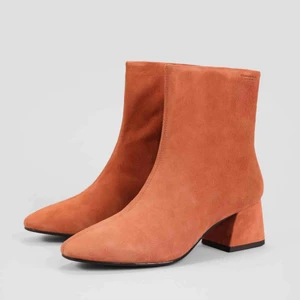  - Vagabond boots: ALICE i färgen terracotta, storlek 36, mocka. Superskönt att gå i! 🙏 funkar även för dig med bredare fötter, trots lite spetsiga ☺️ använda men är i jättefint skick! ✨ köparen står för ev fraktkostnad