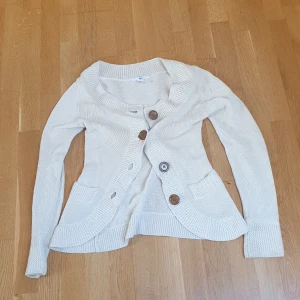Stickad tröja från H&m - Benvit stickad kofta/tröja från H&M. Den är rätt liten i storlek, så den passar XS-XXS. 