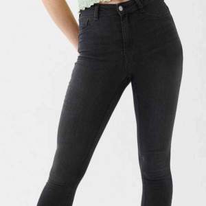 Helt nya oanvända jeans Molly från Gina tricot i svart. Nypris 299kr, säljs pga köpta i fel storlek. För fler bilder skicka pm