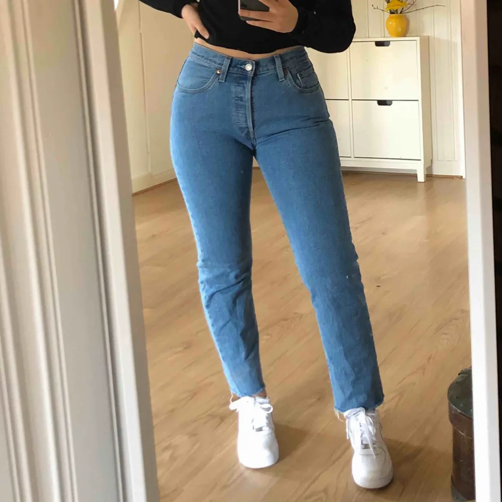 Snyggaste jeansen ifrån Levis i storlek 28/30. Endast använda en gång och i nyskick, säljes pga att dom inte kommer till användning. Frakten ingår i priset & betalning sker via swish 🥰. Jeans & Byxor.