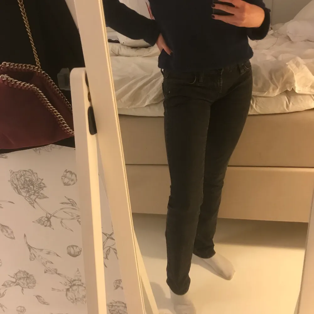 Säljer de trendigt lågmidjade jeansen med den perfekta bootcuten! Jag är 170 cm lång och vanligtvis en S. Hör av dig om du är intresserad av fler bilder! ⚡️💕. Jeans & Byxor.