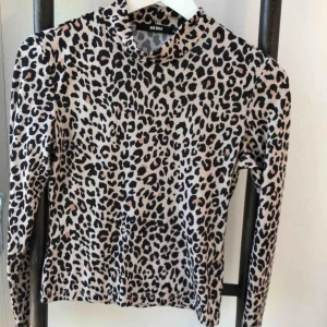  - Säljer denna fina och bekväma tröjan från Bikbok i ett super snyggt mönster🐆 Passar till allt! Både jeans och kjol💛