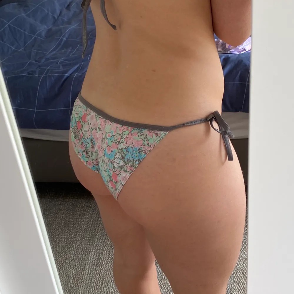 Bikini from the brand KIWI St Tropez, bought in St Tropez two summers ago for 500 SEK but selling it for 150 SEK, only worn once, kids size 16 years but fits like normal XS/S, comes in original packaging, top and bottom are both adjustable. Övrigt.