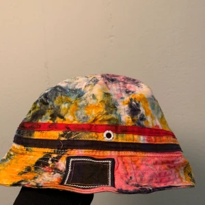 Champion buckethat handmade - Buckethat i batik i märket champion! Hatten är hemmagjord utav (wavedyes@insta) riktigt schysst! Står storlek L-XL men är mindre i storleken ! 70kr inklusive frakt 👽👽