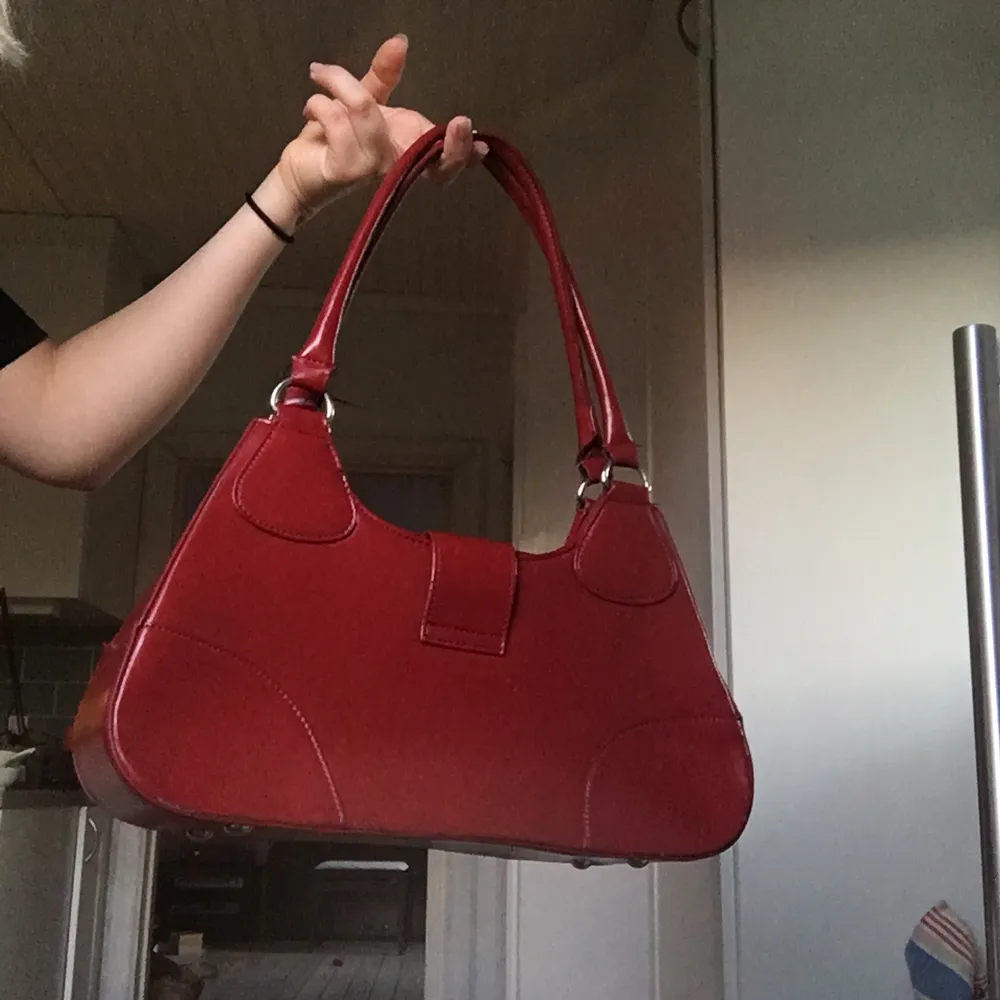 VINTAGE röd Gucci väska 🥰 Såå fint skick!! 🦋Osäker på om den är äkta därav priset 💘. Väskor.