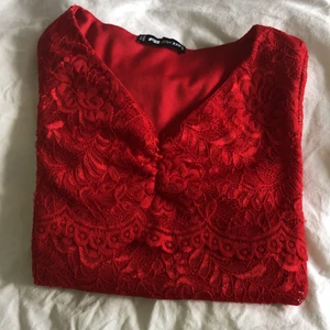 ❤️ -  Hej, det är storlek  XXS men det passar för de som har XS Den är röd med spets på. Använd två gånger mycket bra skick ❤️❤️                                                       Nypris:200kr men säljer den för 150kr❤️