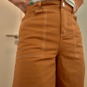 Vida jeans från Monki!! - Senapsgula super fina jeans från monki!! De är i toppen skick då de aldrig använts, jag är 160cm, skriv till mig för mer info🥰🥰 