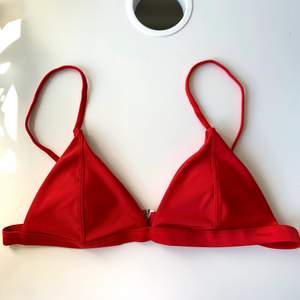 Säljer en jättefin röd bikiniöverdel från SHEIN i storlek S pga att den var för stor för mig, helt oanvänd. 