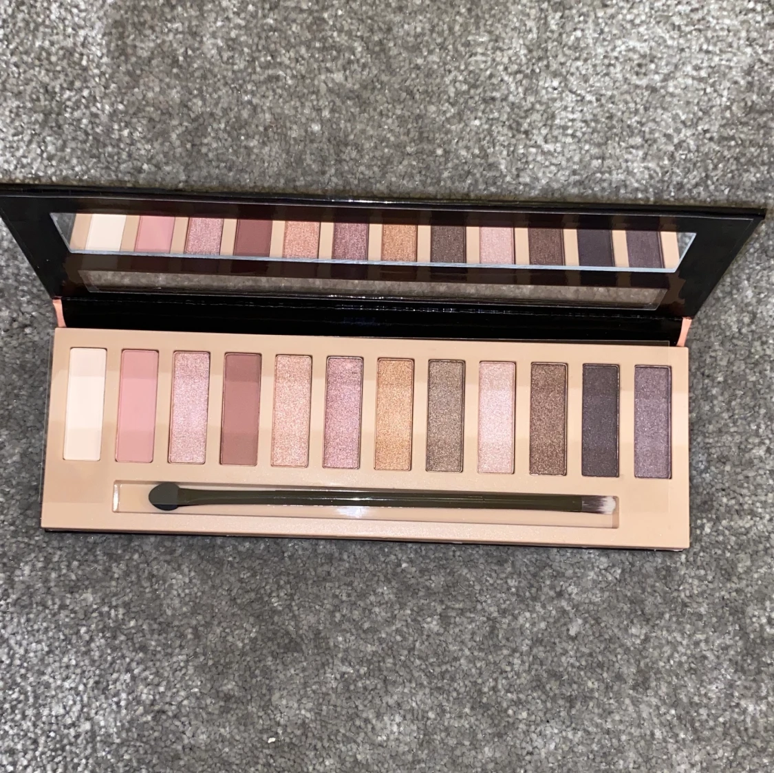 Oanvänd ögonskuggspalett 