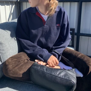 Blå tjocktröja strl XXL - Säljer min fina blå tjocktröja i storlek XXL. Sitter aningen oversized på mig som vanligtvis är en S/M. 200kr + spårbar frakt (63kr) eller 250kr ink frakt vid snabb affär 🦋💙 nypris: 600kr