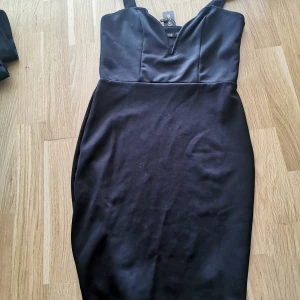 Klänning  - Med byglar. Storlek s från nelly 