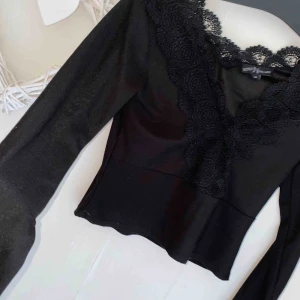  - Svart långärmad tröja!!