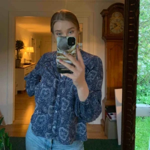  - Långärmad tröja med blått och vitt mönster