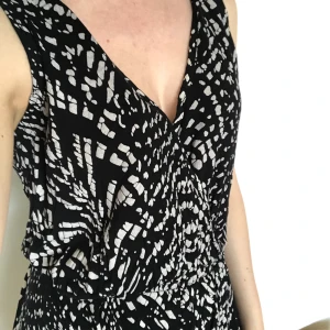 Byxdress - Byxdress från Nelly. Knappt använd. Finns att hämta i Malmö, osäker på exakt fraktkostnad.