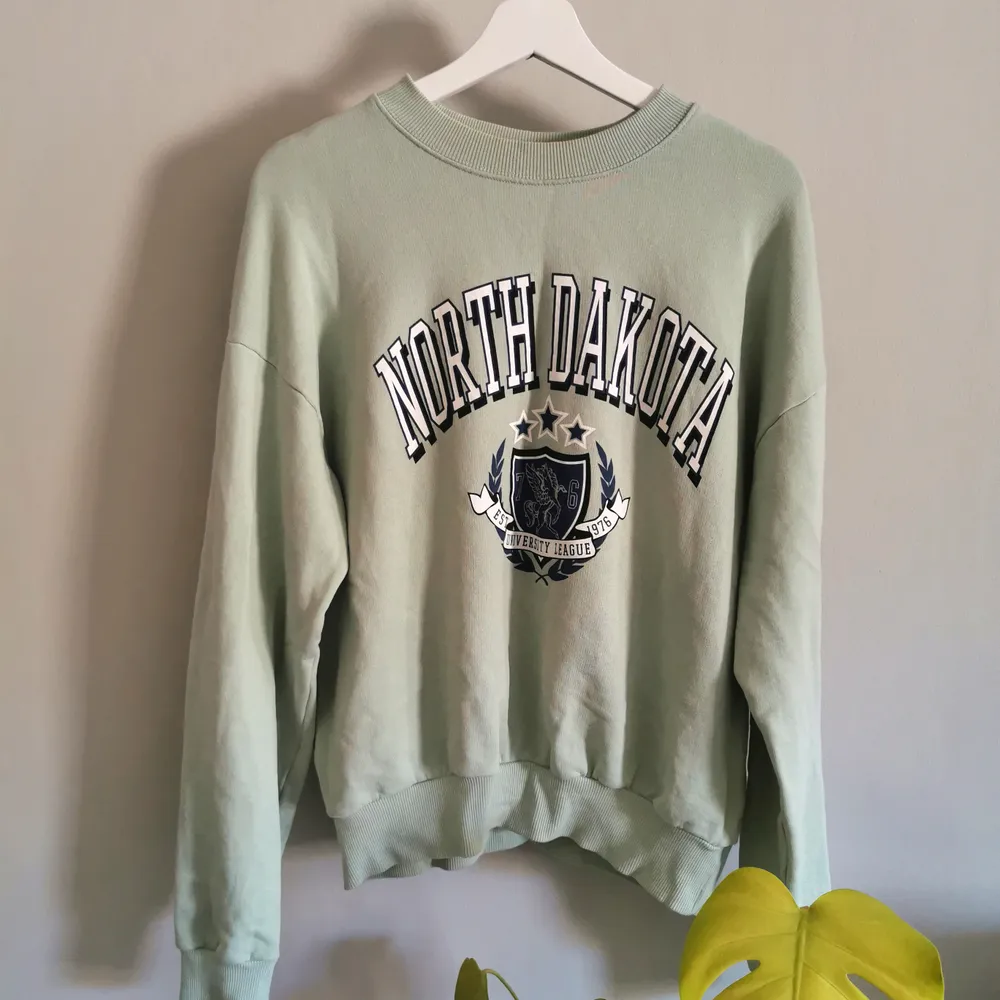 Mintgrön sweater från Gina Tricot, fint skick! Köparen står för frakt. . Tröjor & Koftor.