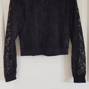 H&M - spetströja - Mycket bra skick, endast använd ett fåtal gånger. Normal strl. 38, kort modell.