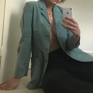 Vintage blazer - Vintage blazer i mocha och en otrolig färg (första bilden stämmer bäst överens färgmässigt). Köpt second hand så i begagnat skick, dock har jag aldrig använt den. Lite fläckar på (se bild 3) därav priset (går säkert bort i tvätten dock). FRI FRAKT :)