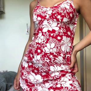 Somrig klänning viskos - Snygg blommig klänning som passar perfekt till sommaren. Finns någon liten fläck bak på klänningen som man ser på sista bilden men annars är den i bra skick. Den sitter bra på mig som är 172💫🥰