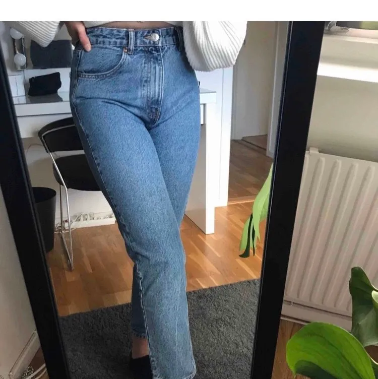 Super fina byxor från Zara säljes då dem var för stora! 100kr+ frakt!💗. Jeans & Byxor.