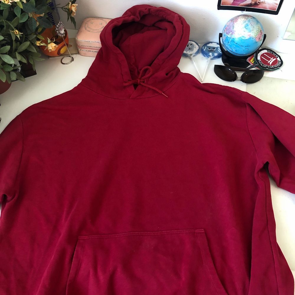 Basic snygg röd hoodie 💕💕 storlek M unisex, köpt för 350kr . Huvtröjor & Träningströjor.