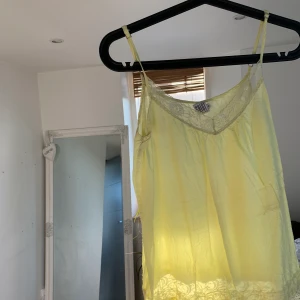 Saint Tropez Linne - Superfint gult linne, väldigt somrigt 💐☀️ knappt använt och har fina spets detaljer 