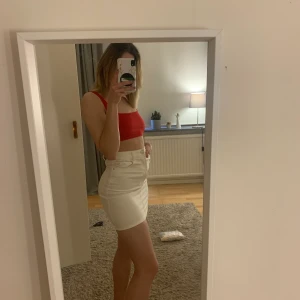 Vit jeanskjol - Jättefin jeanskjol från Stradivarius 💕 står storlek 32 men passar 34 också 💛💛 50kr + frakt 