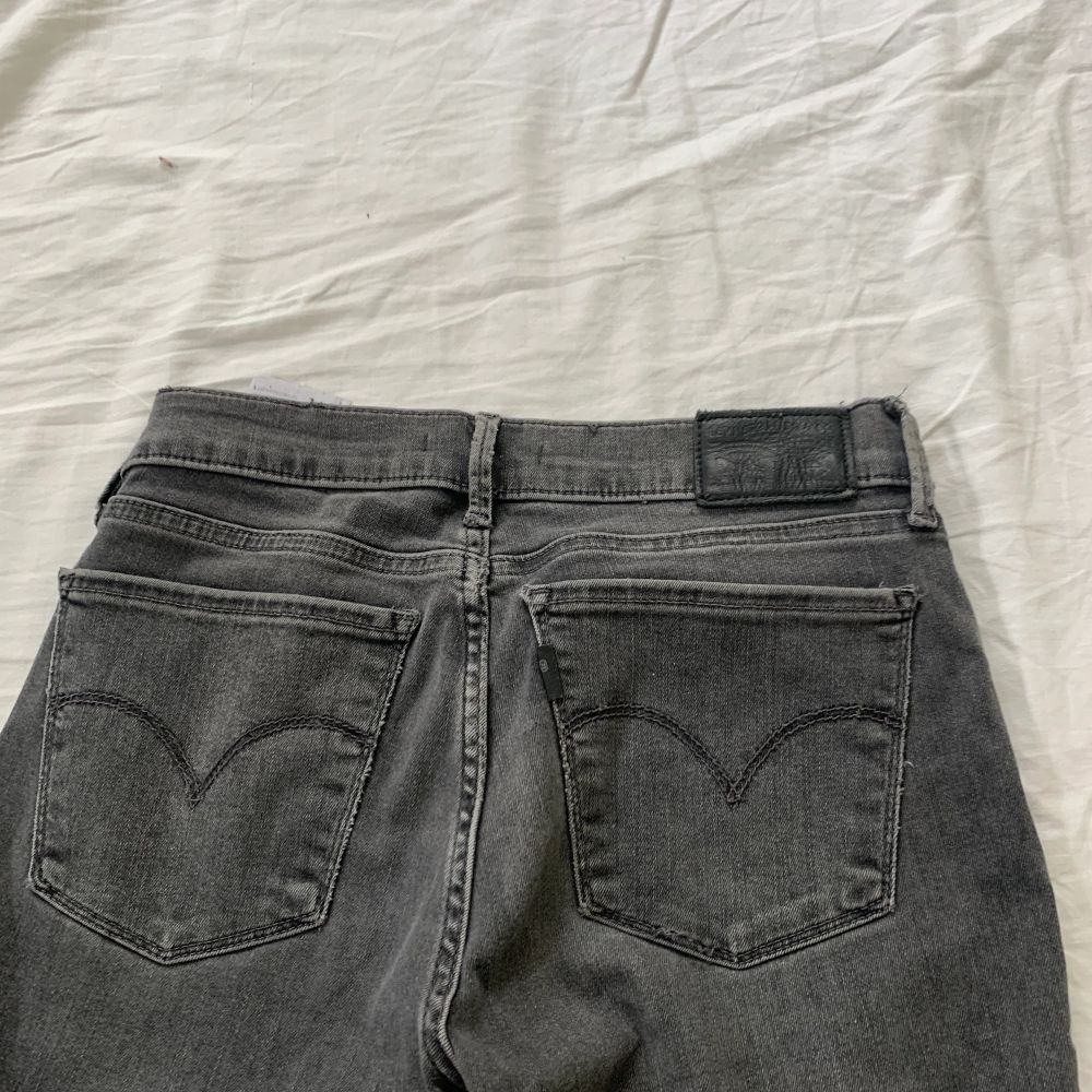 Säljer mina grå Levi’s jeans som är modellen 711 super skinny. Storleken är 26 i midjan och 30 i längden . Jeans & Byxor.