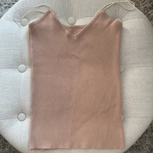 Ribbad topp - Storlek S men väldigt stretchig så passar nog andra storlekar. Fin beige/nude färg. Kolla gärna mina andra annonser, allt måste bort!!! Frakt ingår. Har flera färger.
