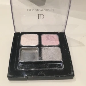 - -  Olika färger på ögonskugga en har redan tagit slut men finns 3 färger kvar rosa,vit,grå 