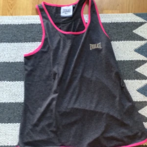 Tränings linne - Luftigt och tunnt material skön att träna i.