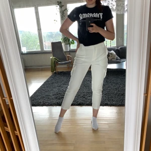 Vita cargopants - Assnygga vita cargopants från ginatricot. Har en liten fläck på ena benet. Perfekta sommarfest byxorna. För korta på mig men jag är 187 cm. 