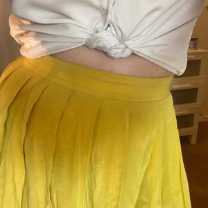 Gul plisserad kjol, inhandlad second hand. Skulle säga att storleken är ungefär en 38a. Tunt, silkigt tyg! 40 kr, köparen betalar frakt.
