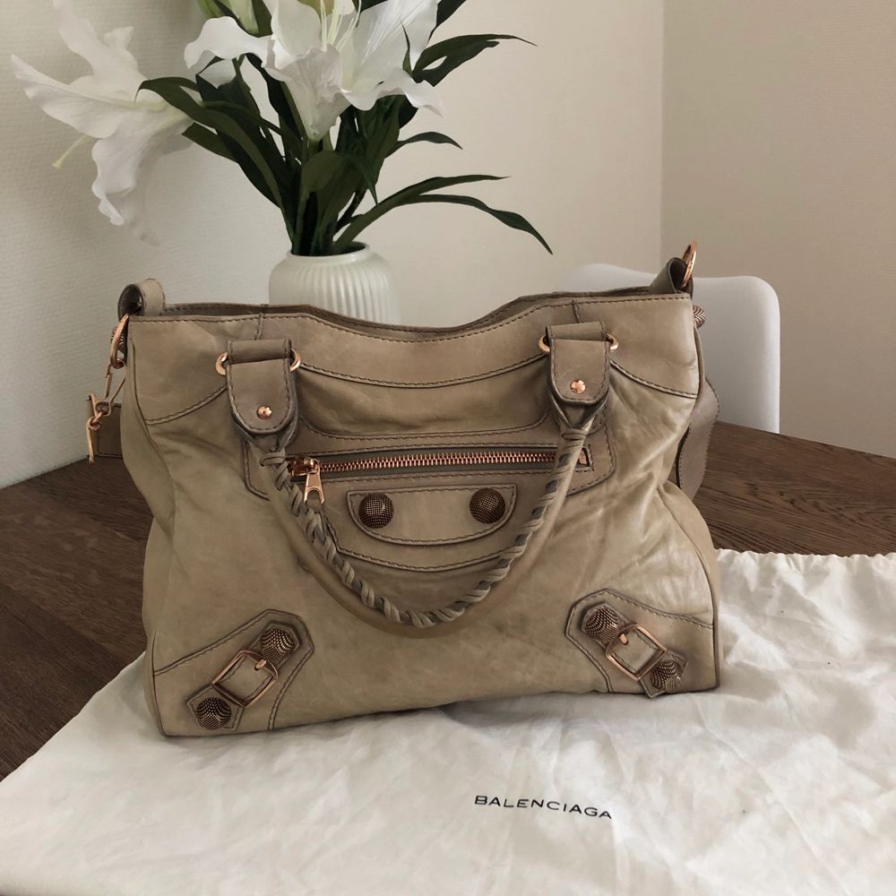 Säljer en Balenciaga Town som jag själv köpt på Blocket för ett par år sedan. Dragkedjan i innerfack är trasig men går säkert att laga. Kommer med axelband så den går att bära crossbody och har även spegel kvar samt dustbag. Har tyvärr inte kvar kvittot.. Väskor.
