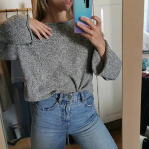 Grå tunn stickad tröja - Jätteskön!  Ej frakt, möts upp vid Stureplan eller Slussen 😊🌸