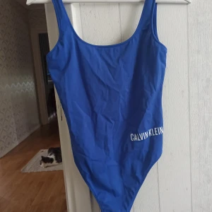Calvin Klein baddräkt strl M - Baddräkt från Calvin Klein i fint skick