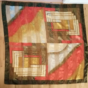 Sjal  - Satin sjal som kan användas på många olika sätt. 95 * 95cm. Säljs i befintlig skick. Bild nr. 3 är tips på hur man kan ha den som topp🥰❤️ 