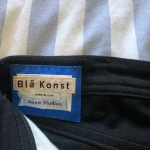 Acne jeans - Säljer mina älskade acne jeans då de blivit alldeles försmå :( de sitter alltså inte lika tajt som de gör på mig på bilden! Nypris ca 1200kr. De är lågmidjade, är ca 166 cm lång och längden är bra på mig. Frakten är 63kr med postnord 💞
