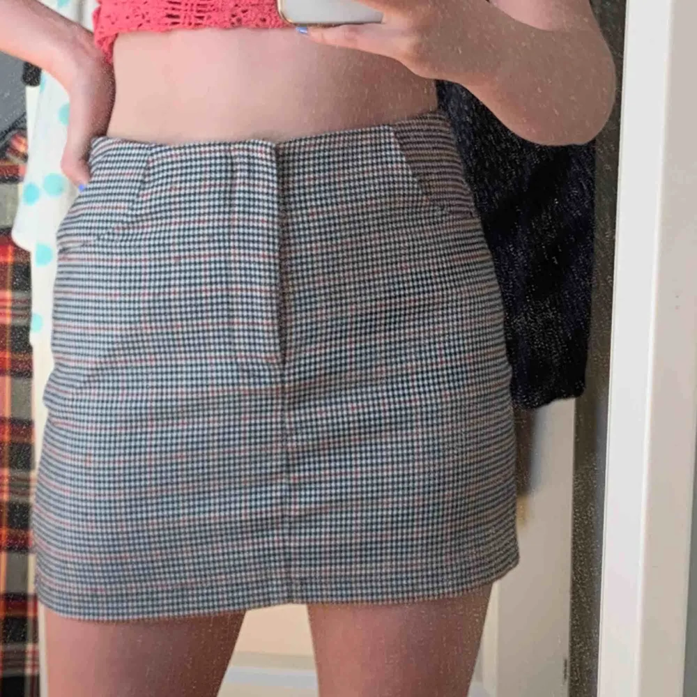 Superfin rutig kjol från pull&bear!💖den är i storlek M men jag har ofta S så skulle säga att den passar S-M💖köparen står för frakt eller så möts jag i Stockholm🕺. Kjolar.