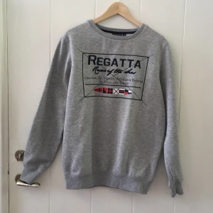 Tröja - Mysig och varm sweatshirt med relief-tryck. Sparsamt använd och i 🐡🐡🐡bra skick . Herrmodell 