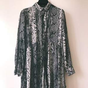 Long blouse with snake print in black and grey 🐍  from Stradivarius, size M, perfect condition ✨