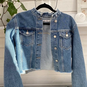 Croppad jeansjacka ifrån NA-KD💙💕 - Superfin oversized croppad jeansjacka ifrån NA-KD⭐️ använd fåtal gånger då det inte är min stil 💕💙⭐️
