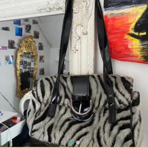 Zebra väska  - Lägger ut denna väska igen till ett billigare pris, vill bli av med en hel del! Frakt: 44kr hör av dig om du är intresserad💓