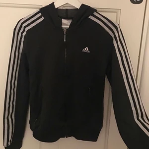 Adidas kofta - Skön Adidas kofta  Frakten ingår!