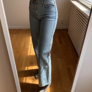 Junkyard Wide Leg Jeans - Jättesnygga Wide leg jeans från Junkyard i färgen ”Miami Blue” endast använda ett fåtal gånger. Säljer pga att de inte används. Jag är 173cm och de är precis ner till fötterna. (Obs! Köparen står för frakten (88kr), betalning via swish)