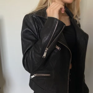 Skinnjacka i äkta skinn - Skinnjacka från Carlings, nypris 2199 men köpt på 50% för dryga 1000-lappen. Storlek M men perfekt för en XS-S person som vill ha lätt oversized modell.  (Äkta skinn)