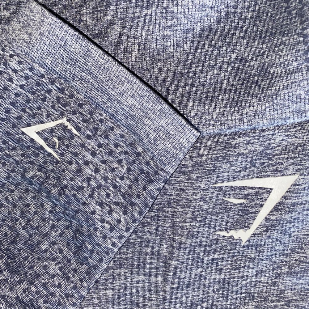 Superfina tights från Gymshark i färgen ”steel blue”, tightsen är i perfekt skick men ena loggan nere vid benet är ganska sliten, frakt på 42kr tillkommer😇. Jeans & Byxor.